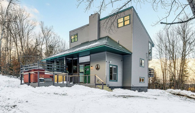 11 Mi to Sugarbush: Eclectic Ski House w/Hot Tub!