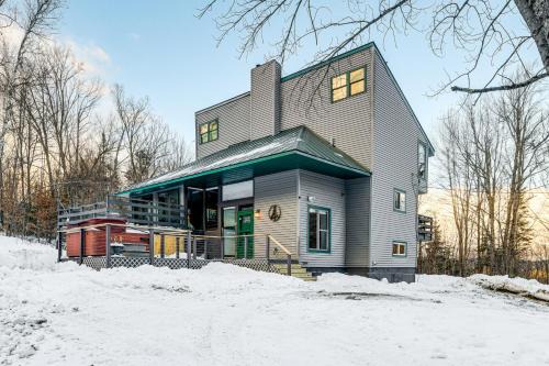11 Mi to Sugarbush: Eclectic Ski House w/Hot Tub!