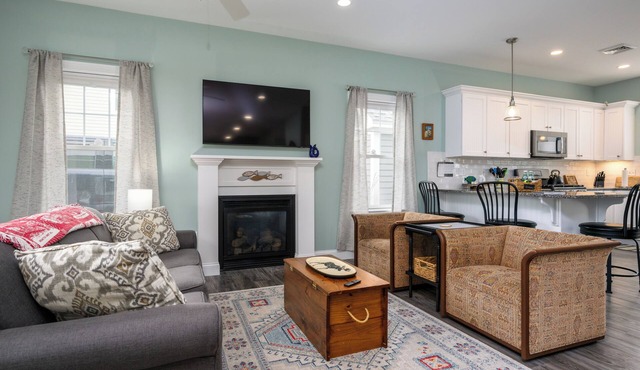15 mins to beaches! Cozy cottage with fireplace, heated pools, gym & game room