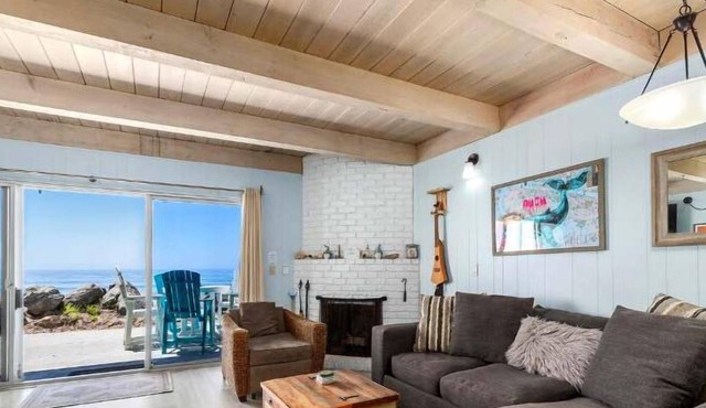1950's Beachfront Home - Stunning Views!