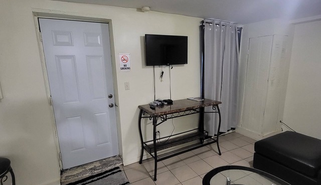 1br apartment within walking distance from Cedar and York St