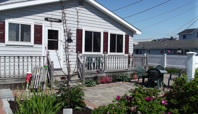 2 bed, 1 bath home just a short walk to the beach access, Laundry, WiFi