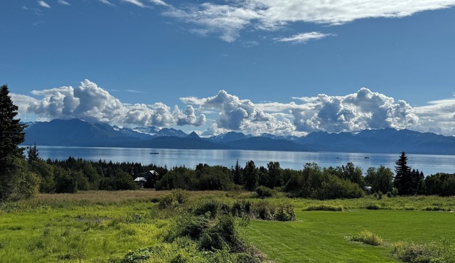 2 bed with amazing views of bay & glacier, hot tub, private deck & fish storage