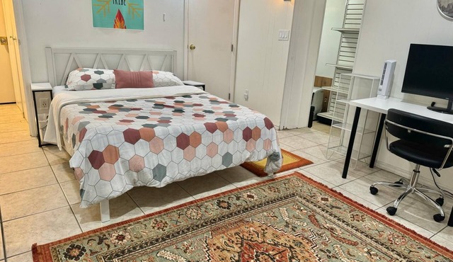 2-bedroom, 1 Bath apartment in gorgeous Roslyn with Washer Dryer in unit
