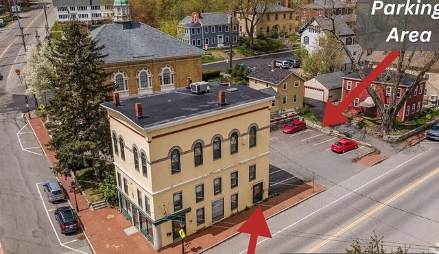 2-bedroom apartment in charming Hallowell with AC