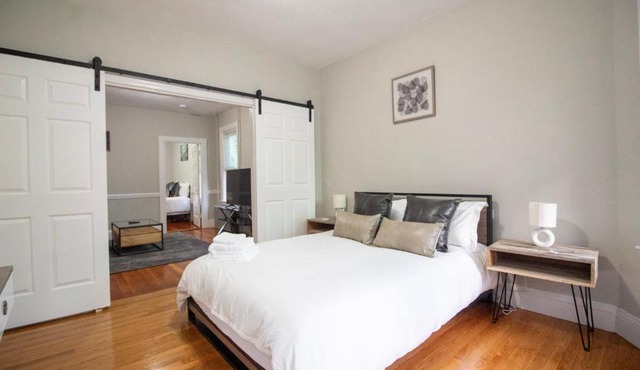 2 bedroom condo close to Boston and Cambridge with free parkings