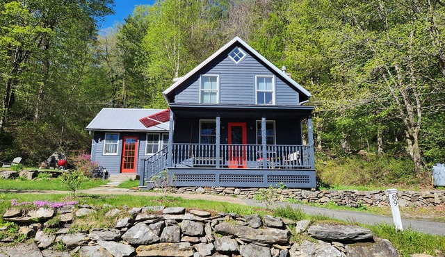 2-bedroom cottage close to hiking and swimming with AC
