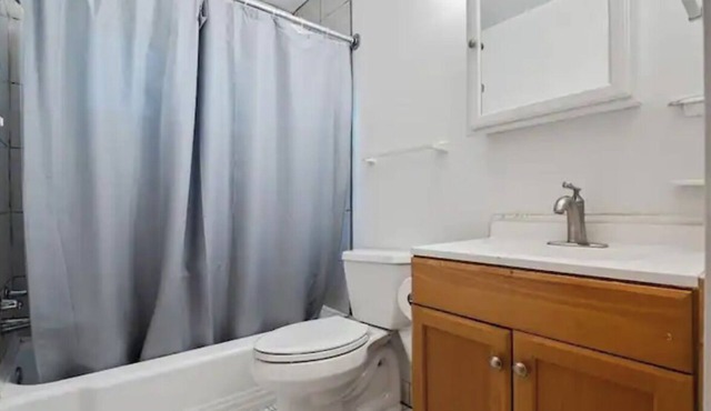 2 BR townhouse, kitchen, bathroom with TV, free WI-FI, washer/dryer, iron, A/C.