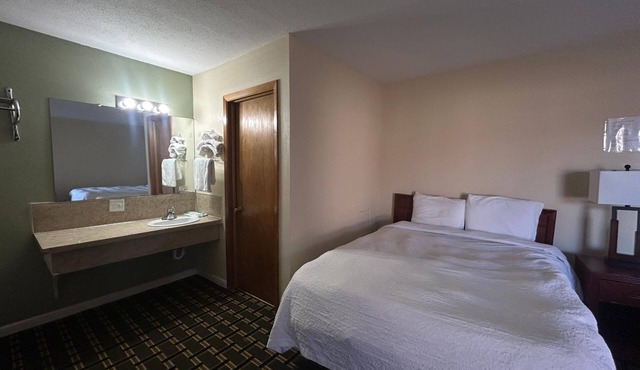 2 Budget-Friendly Rooms w/Free Parking Ideal for Short Stays or Road Trips