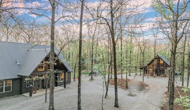 2-Cabin Retreat| Pool Table | Hot Tubs | Mini Golf