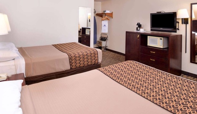 2 Comfortable Rooms w/Outdoor Plug-Ins Near Iowa Western Community College