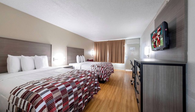 2 Deluxe Rooms w/Free Breakfast — Comfortable Stay for Two Groups