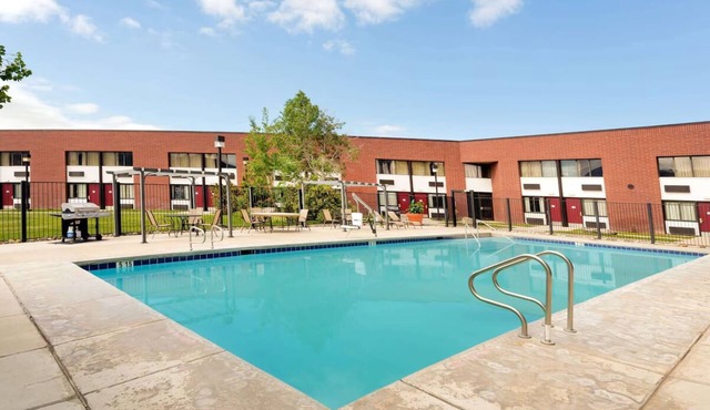2 Family-Friendly Rooms Close to Beautiful Cedar Breaks! Free Breakfast, Pool!