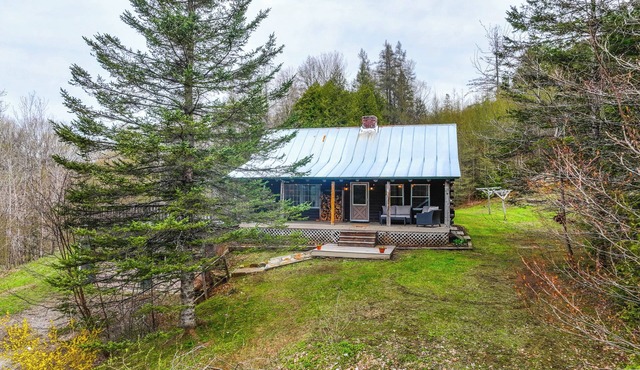 2 Mi to Lake Willoughby: Peaceful Log Cabin!