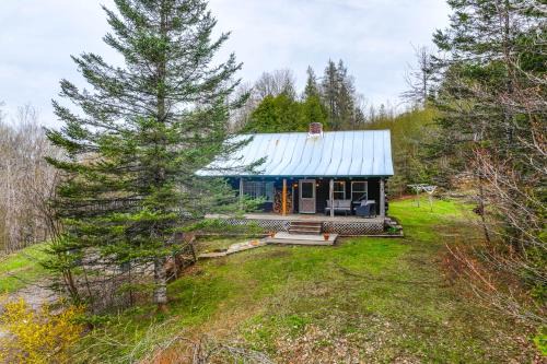 2 Mi to Lake Willoughby: Peaceful Log Cabin!