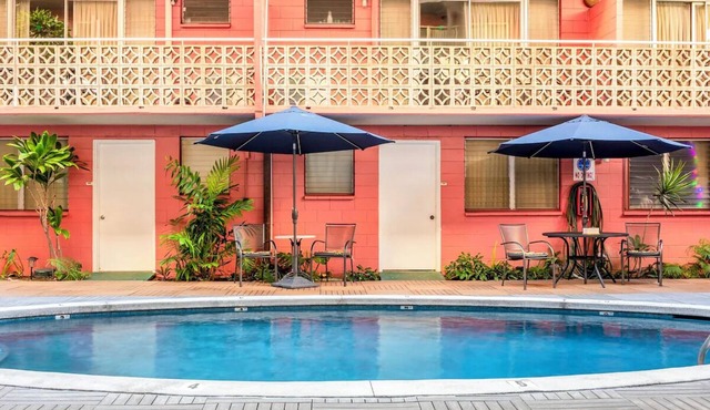 2 Nice Budget Suites | 3 Mins to Sand | Courtyard Pool