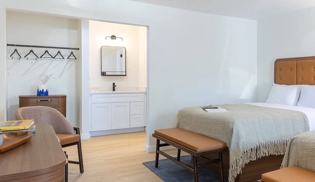 2 Queen Beds near Nashville Nightlife | Aesthetic Interior | Free Parking!