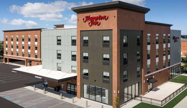 2 Queens Close to Logan Airport + Breakfast. Shuttle. Gym.