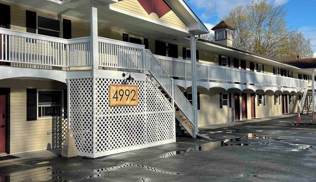 2 room suite with kitchen at The Lodge at Great Falls