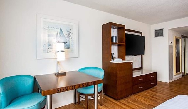 2 Sleek Units in the Heart of Missouri! Onsite Pool, Free Parking