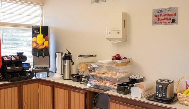 2 Units w/FREE Breakfast and Parking, Close to Zoo America, Hershey Park!