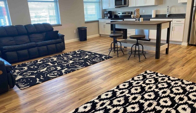 201 New downtown living - king & full Wi-Fi