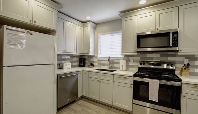 220 #7 Ocean View Ave 2 Bedroom Condo by Redawning