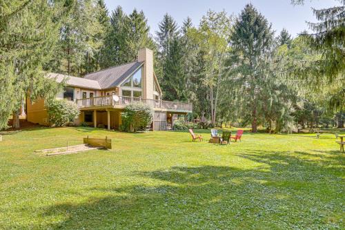 23 Mi to Mohican SP: Group-Ready Lodge w/Hot Tub