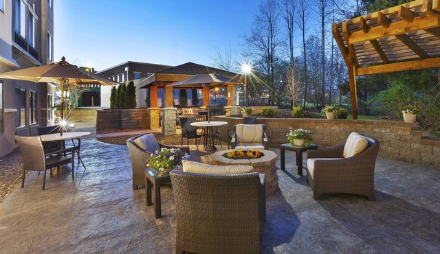 2BR Executive Suite w/Kitchen & Lounge