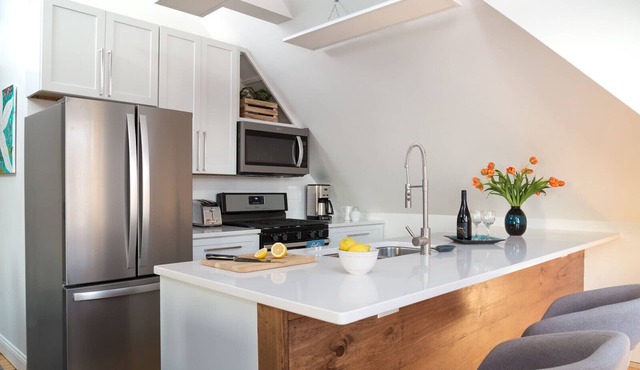 2BR, Newport Escape, A/C, WiFi, Parking, Fireplace, 2 Blocks to Thames, Views