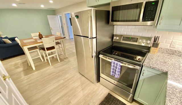 2BR - Off Bellevue, Nautical Newport, Centrally Located, Walk to everything!