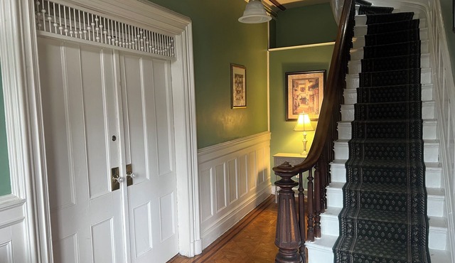 2Br Private Victorian Apartment in City Location on Half Acre Sleeps 5