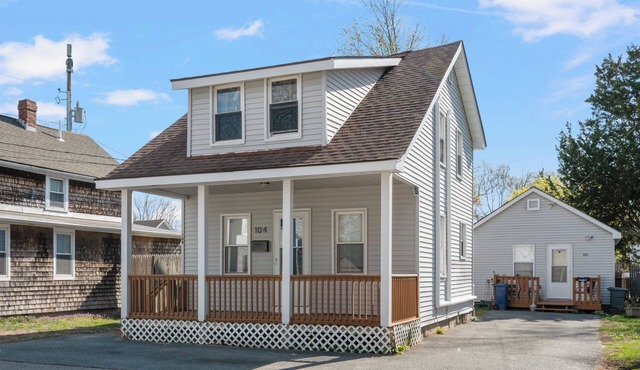 2BR Steps to Oakland Beach Near Airport