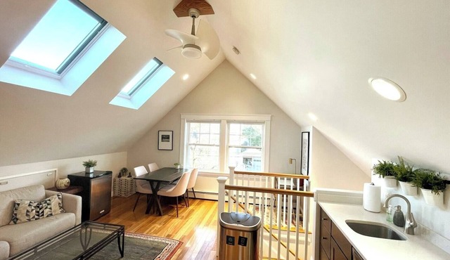 2BR Suite - Bright - Modern - Central AC - Parking