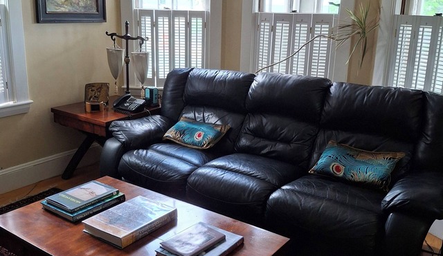 2nd Floor Apartment 5 minutes to the subway to Boston & Cambridge.