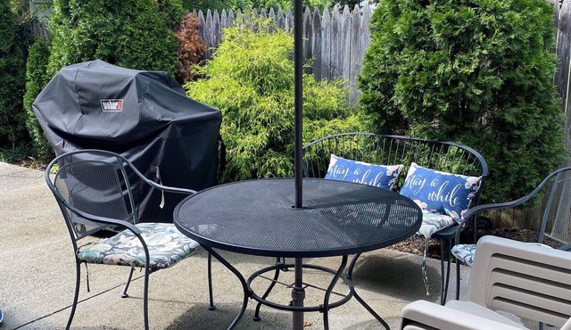 3-B rooms 5 beds & 2 BR Spacious House 1 mile from downtown with 2 free parking.