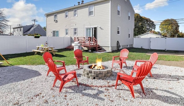 3 Bed/1.5 Bath Townhome with Fully-Fenced Yard: picnic table, firepit, grill...