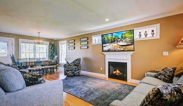 3-bed condo in the Heart of North Conway sleeps 8 Mins from Cranmore & Storyland