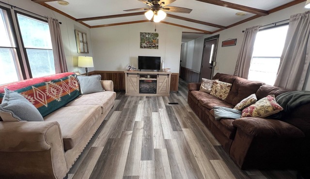 3-bedroom 2-bath home in tranquil Neodesha with AC, WiFi