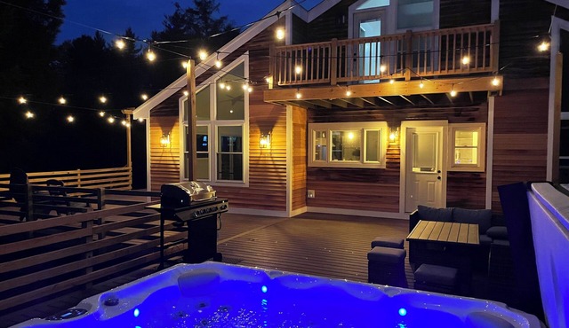 3 Bedroom Chalet with Hot tub on 3 private acre in the foothills of White Mnts