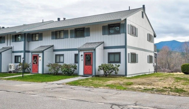 3-bedroom condo in central Bartlett location with Mountain View’s!