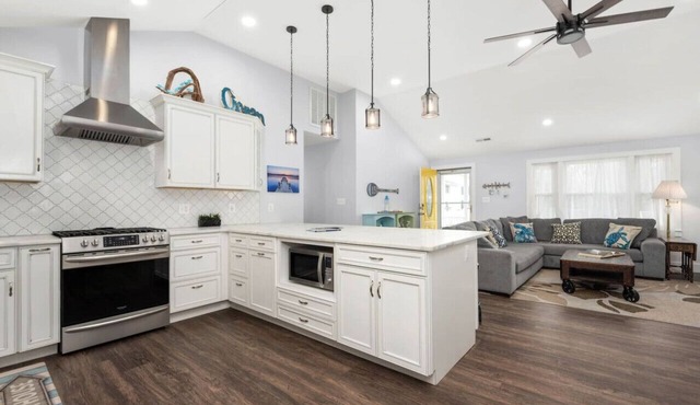 3 bedroom house comfortably sleeps up to 8 guests. Short walk to the beach.