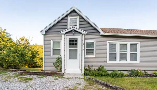 3-bedroom house in charming Meredith with WiFi, AC. Enjoy your stay
