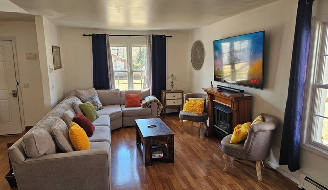 3-bedroom house in delightful Mastic with WiFi, AC