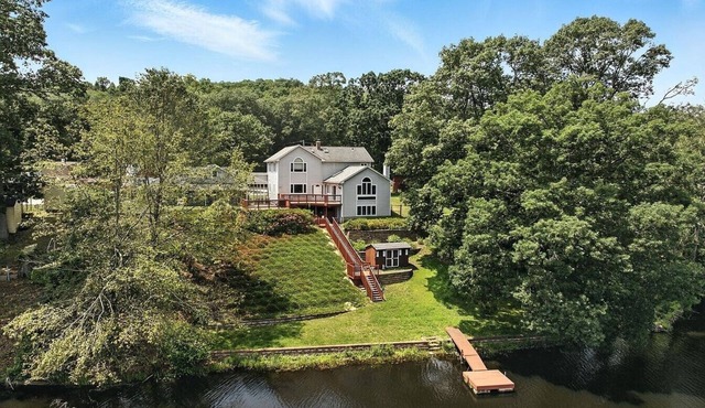 3-bedroom house in lovely Coventry on Eagleville Lake, 5 minutes from UConn.
