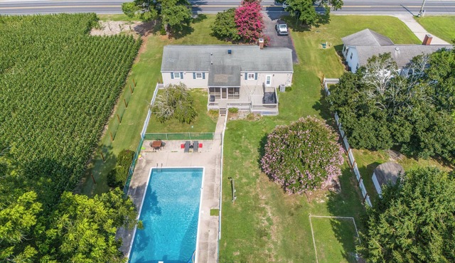 3-bedroom house with a pool, 8 miles to beaches. Quick trip to local attractions