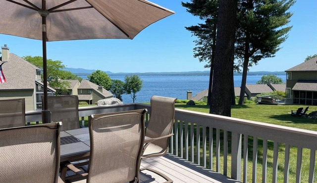3 BR Townhouse with Gorgeous Lake Views, Sandy Beach, Pool & Tennis