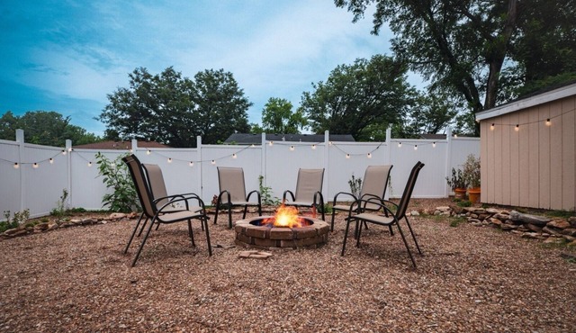 3 BR Urban Retreat: 5 beds -King, Queen, 2 Twins & sofa bed 3mi to KU & Downtown