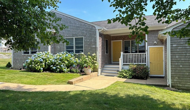 3 BR -Walk to the beaches & Cliff walk. Quiet tree lined neighborhood!