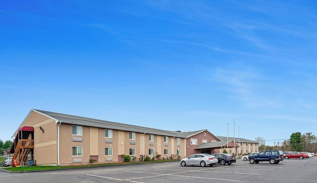 3 Family-Friendly Units, FREE Breakfast, Walk to Nature Trail & Cranberry Bog!